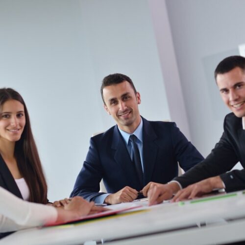 Casos de cliente de ISAIG Tecnología Equipo de trabajo reunido en la oficina de una empresa
